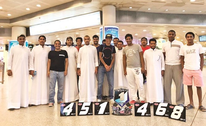 بطل العالم للدراجات المائية راشد الدواس مع محبيه في استقباله بالمطار ﻿