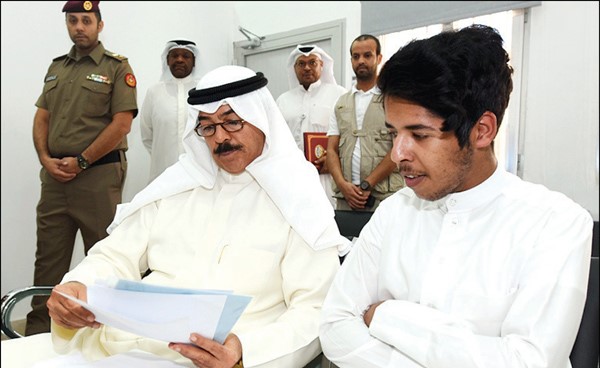 نائب رئيس الوزراء ووزير الدفاع الشيخ محمد الخالد يتابع أوراق أحد المتقدمين للخدمة العسكرية