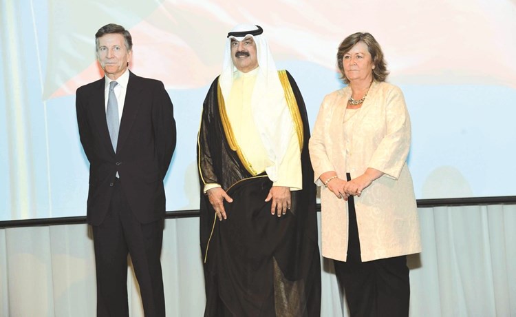 خالد الجارالله مع السفير الإسباني وحرمه خلال الاحتفال	 (شانافاس قاسم)﻿