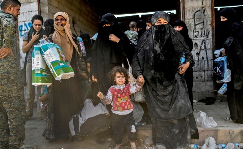 نساء واطفال سوريون فروا من معارك الرقة	(أ.ف.پ)﻿