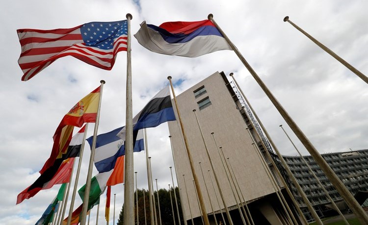 العلم الاميركي خارج مقر اليونسكو في باريس قبل اعلان انسحاب واشنطن من المنظمة 	(رويترز) ﻿
