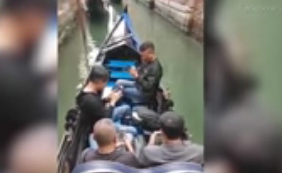 بالفيديو: سياح يفضلون هواتفهم على مناظر مدينة البندقية
