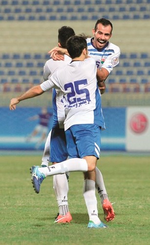 فرحة لاعبي الجهراء بتسجيل هدف التعادل﻿