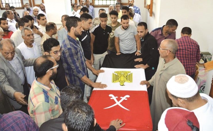 صلاة الجنازة على أحد شهداء الحادث الإرهابي الذي وقع صباح امس في العريش	(رويترز)﻿