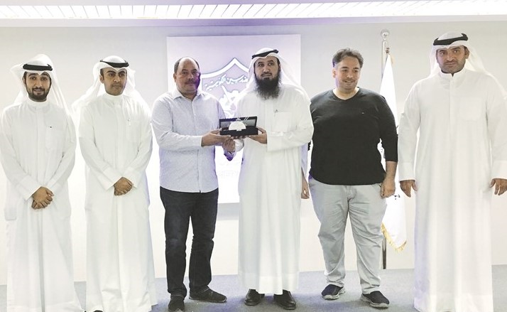 م. فيصل العتل وأعضاء جمعية المهندسين يكرمون الأنباء ويستلم الدرع الزميل عاطف رمضان ﻿