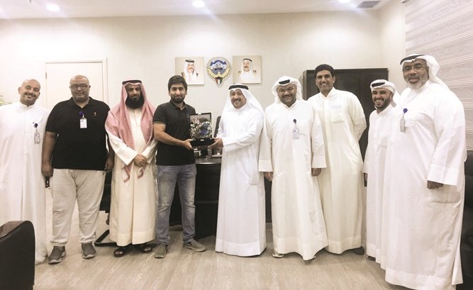 حسن الخضر مكرما م.عبدالله الفيلكاوي بحضور عدد من موظفي إدارة الحاسب الآلي﻿