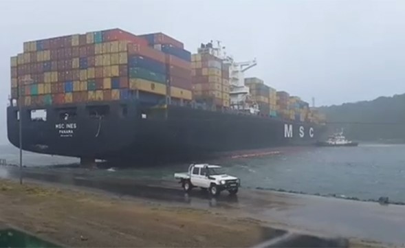 بالفيديو.. العاصفة تنتصر على سفينة شحن ضخمة