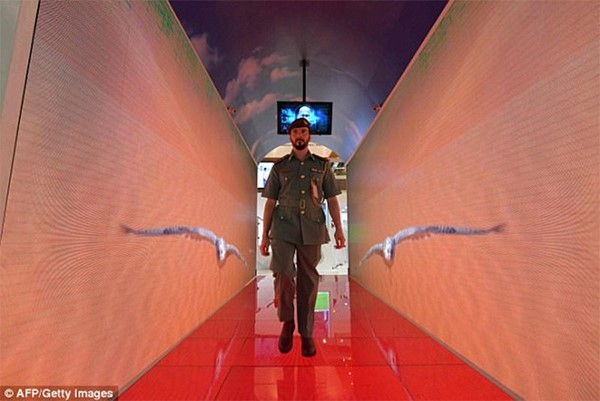 شاهد بمطار دبي.. النظر إلى الأسماك يُنهي إجراءات السفر في 10 ثوان