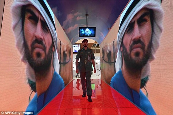 شاهد بمطار دبي.. النظر إلى الأسماك يُنهي إجراءات السفر في 10 ثوان