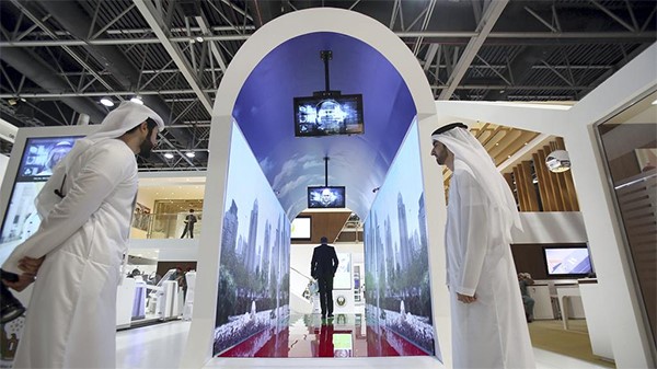 شاهد بمطار دبي.. النظر إلى الأسماك يُنهي إجراءات السفر في 10 ثوان