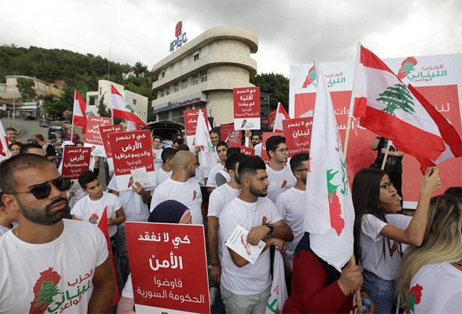لبنانيون يتظاهرون مطالبين بمغادرة مليون لاجئ سوري