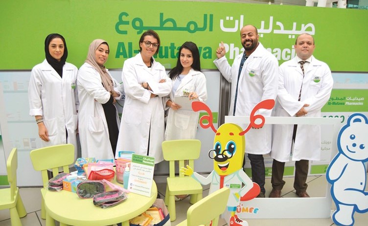 عدد من موظفي صيدليات المطوع في شركة علي عبدالوهاب المطوع التجارية﻿