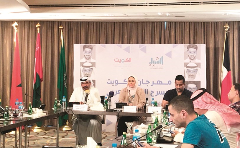 الحشاش والداود مع رئيس المركز الإعلامي للمهرجان الزميل مفرح الشمري في الجلسة الحوارية﻿