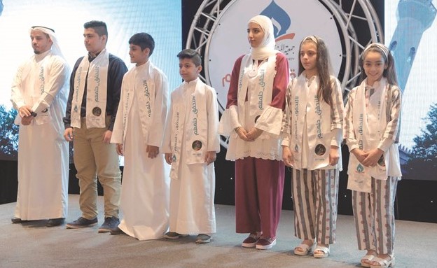 عدد من المشاركين في حملة لنحقق حلمهم﻿