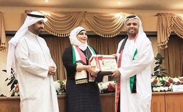 د.عبدالهادي العجمي ود.نورة المليفي يكرمان الشاعر د.طلال الجنيبي﻿