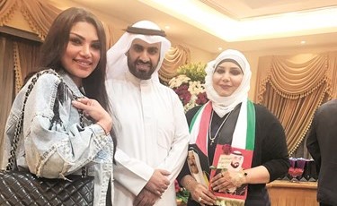 د.عبدالهادي العجمي متوسطا د.نورة المليفي وشقيقتها ﻿