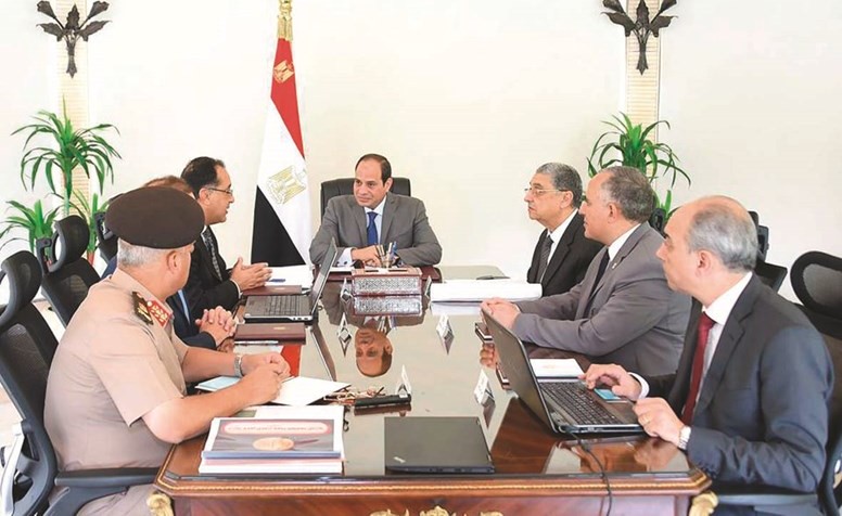 الرئيس عبد الفتاح السيسي مجتمعا مع مجموعة من الوزراء وكبار المسؤولين لمتابعة اعمال العاصمة الإدارية﻿