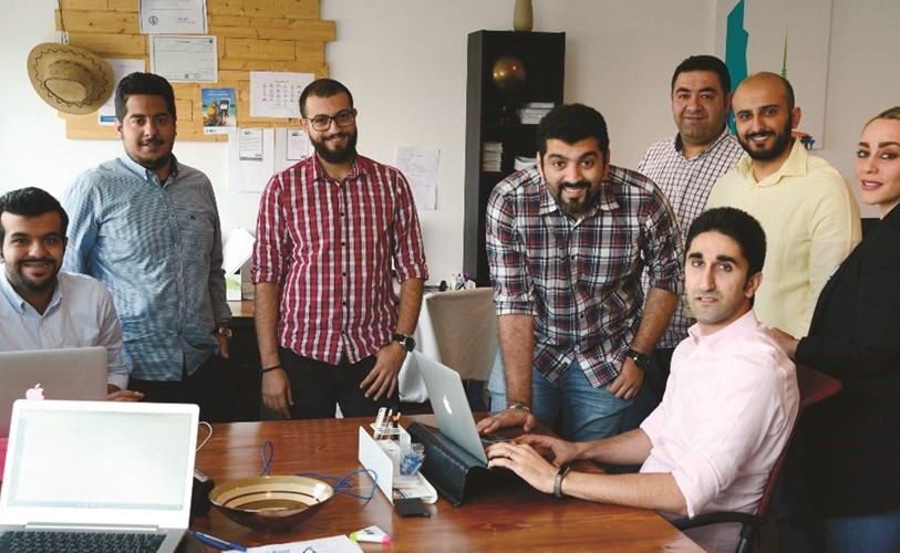 لقطة جماعية لفريق عمل شركة أجار أونلاين﻿