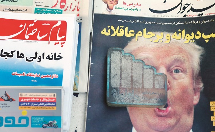 صورة ساخرة لدونالد ترامب تتصدر احدى الصحف الايرانية في طهران أمس	(رويترز)﻿