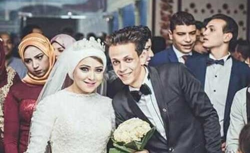 مواقع التواصل تنشغل بملابس عروسين مصريين بحفل زفافهما