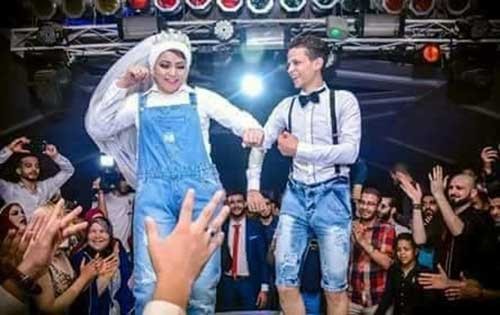 مواقع التواصل تنشغل بملابس عروسين مصريين بحفل زفافهما
