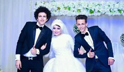 مواقع التواصل تنشغل بملابس عروسين مصريين بحفل زفافهما