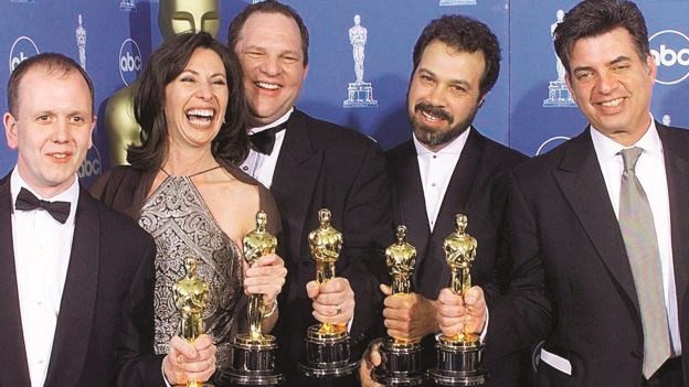 وينشتاين يتوسط مجموعة من فريق العمل في فيلم شكسبير عاشقا الذي فاز بعدة جوائز أوسكار في عام 1999﻿