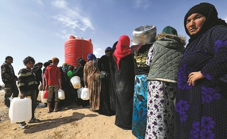  ﻿الفارون من معارك دير الزور ينتظرون للحصول على المياه في بلدة العريشة بمحافظة الحسكة	(ا.ف.پ)﻿