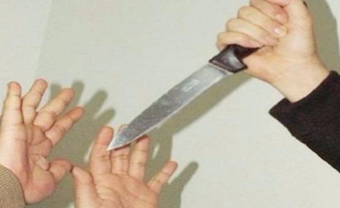 في جريمة بشعة.. سعودي يسدد طعنات نافذة لوالدته.. والأم تفارق الحياة بعد محاولة الأطباء إنقاذها
