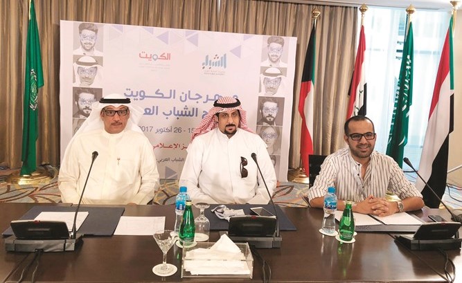 د.مبارك المزعل وعلي العلي والزميل فالح العنزي في الجلسة الاولى﻿