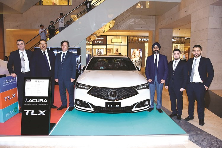فريق عمل الملا ACURA بعد الكشف عن السيارة الجديدة							 (أحمد علي)﻿