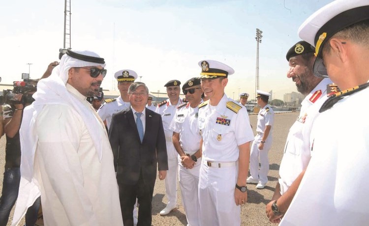 الشيخ يوسف العبدالله والسفير الكوري الجنوبي يو يونتشول في استقبال طاقم السفينتين﻿