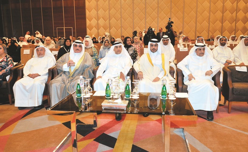 د.هيثم الأثري ود.حيدر بهبهاني يتوسطان الحضور خلال أولمبياد الكيمياء-(زين علام)﻿