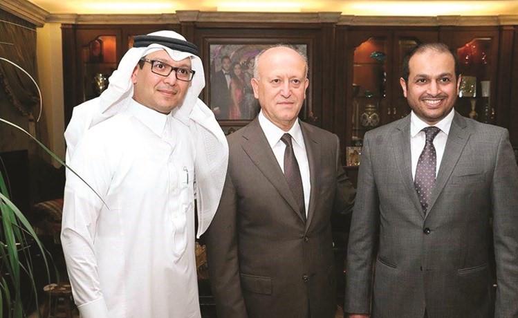  اللواء أشرف ريفي مستقبلا سفير الإمارات حمد الشامسي والقائم بأعمال السفارة السعودية وليد البخاري في طرابلس	(محمود الطويل)﻿