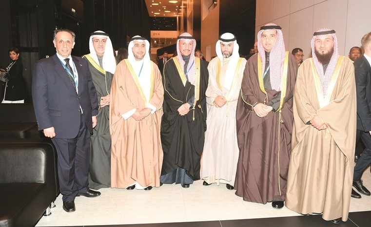 الرئيس مرزوق الغانم متوسطا د.عودة الرويعي وعمر الطبطبائي ومحمد الدلال ود.خليل عبدالله وعلام الكندري والسفير عبدالعزيز العدواني﻿