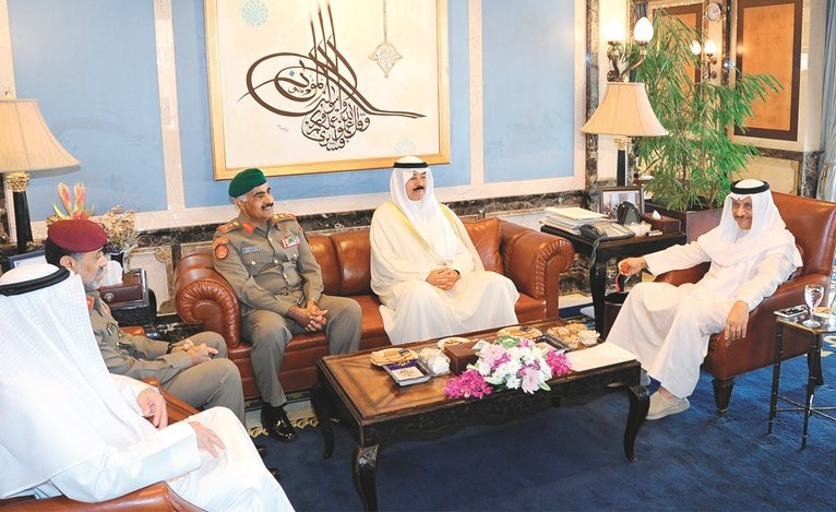 سمو رئيس الوزراء الشيخ جابر المبارك مستقبلا الشيخ محمد الخالد والفريق الركن محمد الخضر ﻿﻿والفريق الركن الشيخ عبدالله النواف﻿