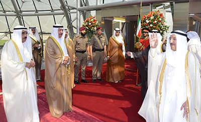 سموه مغادراً البلاد إلى المملكة وفي وداعه الشيخ جابر العبدالله والشيخ فيصل السعود 