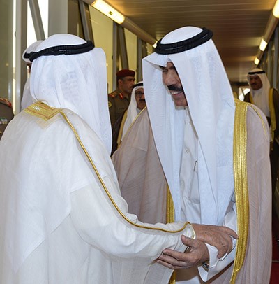 صاحب السمو وفي وداعه سمو ولي العهد الشيخ نواف الأحمد