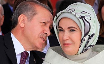 بالفيديو.. رئيس الوزراء الصربي يخرج عن البروتوكولات الرسمية ويغني لأردوغان وزوجته باللغة التركية