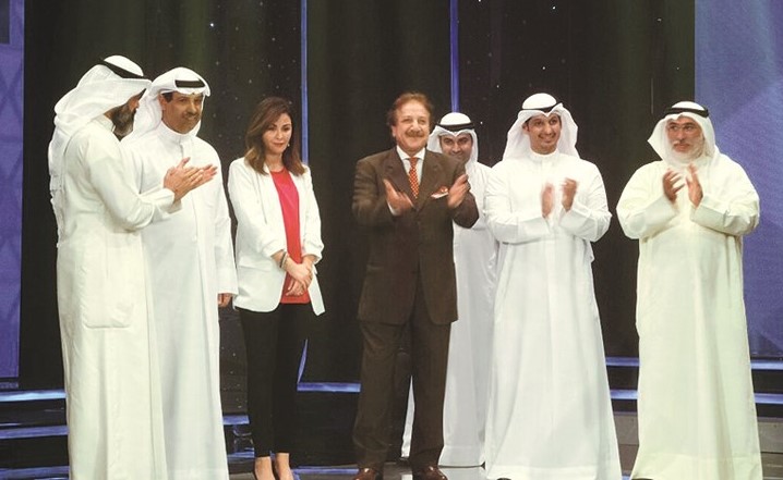 صورة للجنة تحكيم المهرجان مع المطيري وعبدالرسول ووحيدي﻿