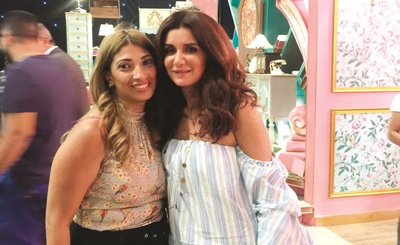 غادة مع الزميلة خلود ابو المجد في استوديو البرنامج﻿