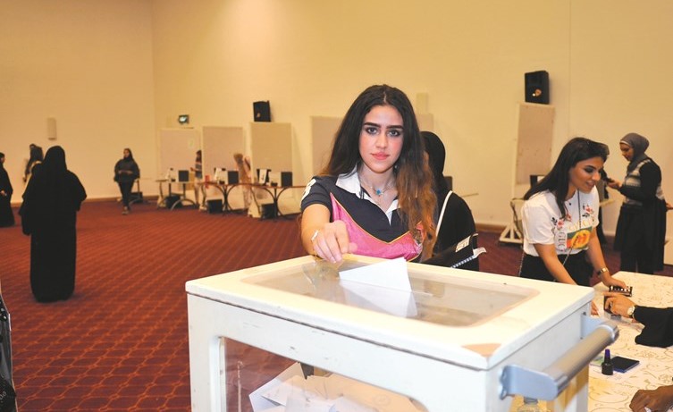 طالبة تدلي بصوتها في التربية الأساسية- (محمد هاشمزين علاممحمد هنداوي)﻿