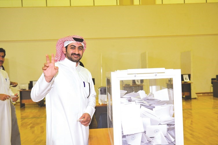 طالب يشارك بالعرس الديموقراطي في الدراسات التجارية﻿
