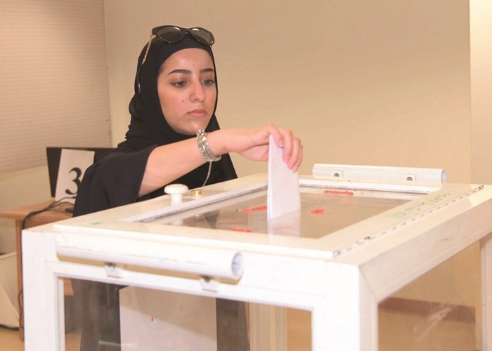 طالبة تشارك بالانتخابات في العلوم الصحية﻿