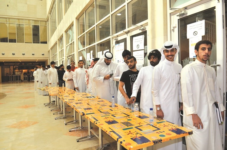 طابور من الطلبة بانتظار التصويت في التربية الأساسية﻿