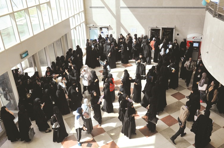 9وزحام من الطالبات للمشاركة في الاحتفالية الديموقراطية﻿