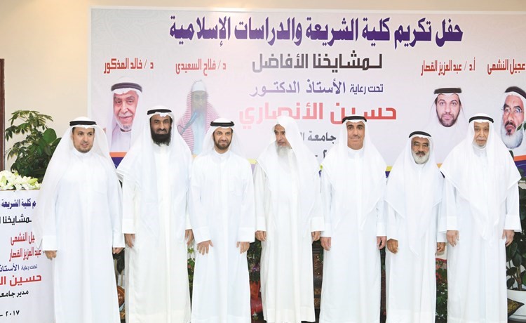 د. خالد المذكور ود.عجيل النشمي ود.حسين الأنصاري ود. فلاح السعيدي ود.عبدالعزيز القصار ود.مبارك الهاجري ود.فهد الدبيس في لقطة جماعية بحفل التكريم (قاسم باشا)﻿