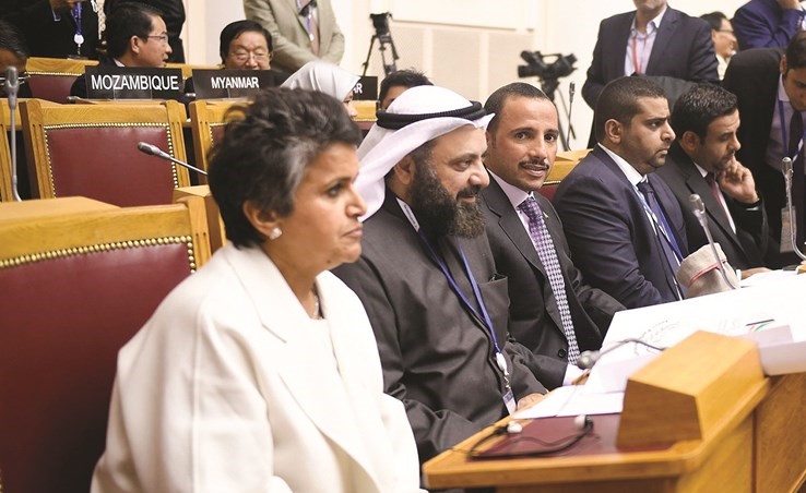 صفاء الهاشم ود.وليد الطبطبائي وراكان النصف ويوسف الفضالة يتوسطهم الرئيس الغانم﻿