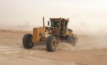 جانب من أعمال تجهيز البنية التحتية في مشروع جنوب المطلاع﻿