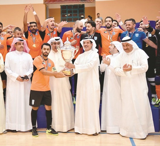 البنوان يسلم كأس السوبر﻿